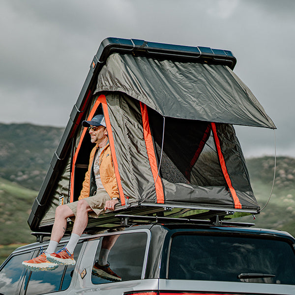 RUGGED™ Clamshell Rooftop Tent